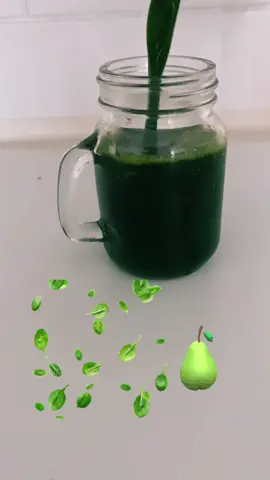 Super Green Spinach and Pear juice #healthyjuice #spinachjuice #sandydonnelly