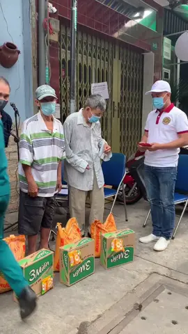 Từ Thiện Mùa Covid - Trao tặng qùa cho bà con Nghèo tại Sài Gòn , bao gồm 10 kg gạo, 1 thùng mì , phong bì 100 ngàn