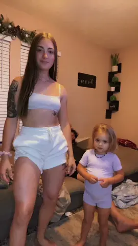 We definitely are not ones for the dances but she loves to sooooo dancing before bed it is 😂❤️