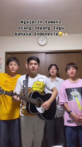 Ngajarin wasedaboys, temen2 orang Jepang nyanyi lagu Andai Aku Bisa - Chrisye. Mantap jiwaa hahaha