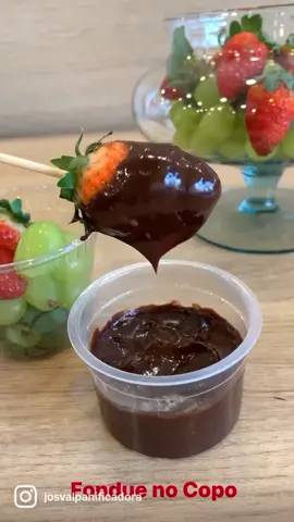 Um fondue no copo é irresistível. Prático e muito delicioso #fondue #fonduedemorango #morango