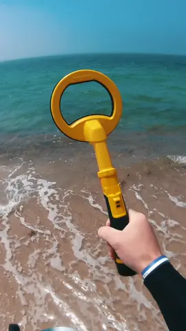 underwater metal detector 🤓 pretty cool! #capecod #beachcomber #massachusetts #metaldetecting #beach #DADMOVES #beachvibes