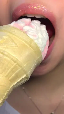 #asmr #eating #eatingsounds #eatingsound #mukbang #food #satisfying #foodtiktok #asmrtiktoks #eat #lipstick #marshmello #marshmallow #icecream