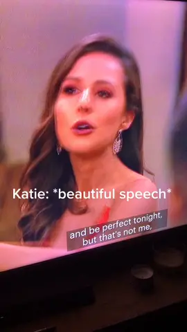 Did this distract anyone else? 😂@thekatiethurston   #thebachelorette #katiethurston #MACscaraface #abc #romantic #loveyou