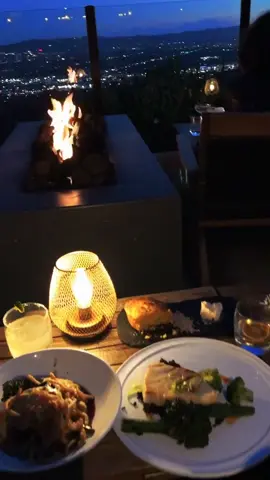 Dinner with a view 🌃🤩 #rooftop #restaurant #losangeles #hollywood #birthdayparty #view #calmcorner #datenight #dateideas #dinnergoneright #Love