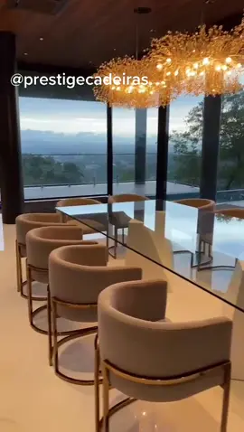 Já imaginou ter essas lindas cadeiras em seu ambiente de jantar? 🤩 Confira nossa página no app vizinho para maiores informações ✨ #luxo #casasdeluxo