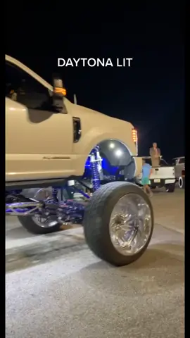 Good times #trucks #daytona #daytonabeachflorida #daytonabeach #daytonabewchflorida #daytonatruckmeet2021 #daytonatruckmeet #daytona2021 #fun #friends