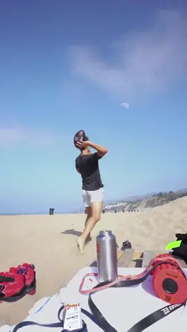 Little bit of electrolytes go a loooooooong way. New trend. Simply throw a football to the moon. Please credit me. 📹: @iamjesserichards