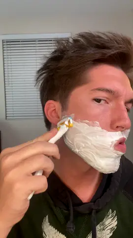From 7 days of stubble to summer ready with the new Stubble Eraser 🕺 ☀️ @schickmen #schickstubbleeraser #sponsored