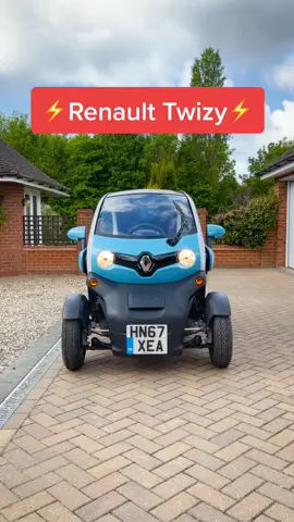 How cute is the Renault Twizy?! 😍 #FYP #foryoupage #renaulttwizy #renaultcars #electriccar #smallcar