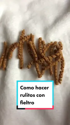 Te enseño a hacer rulitos para tus muñecas de fieltro 😉 #fieltro #feltro #felt #DIY #emprender #artesanato #artesania #rulito