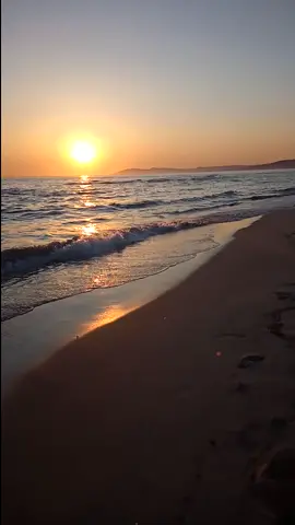 شروق الشمس على شاطئ البحر