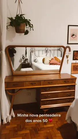 Minha nova penteadeira perfeita ♥️ é um garimpo dos anos 50 #decor #interiordesign #vintage #pinterest