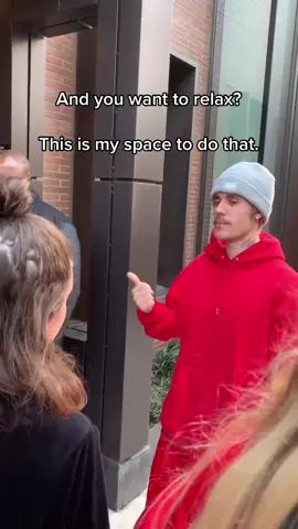 Justin Bieber confronts fans camping outside his home 👀 she asked for two hugs #justinbieber #foru #nojumper