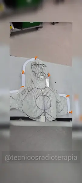 Pintura em máscaras de radioterapia, ajudam as criança a aceitar o tratamento contra o câncer e fortalecem o vínculo entre pacientes e profissionais.☢