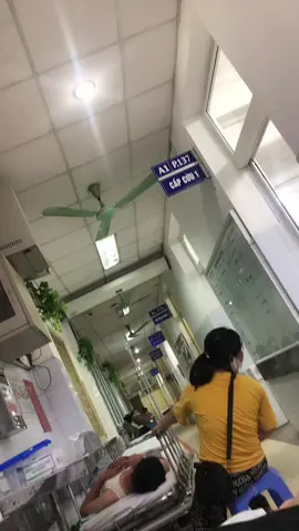 nằm trong phòng cấp cứu không dám gọi về cho bme