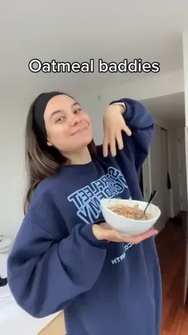 Tell me your favorite oatmeal toppings in the comments let’s GOOOO 💅💅 #oatmeal #antidiet #oats #oattok #foodontiktok