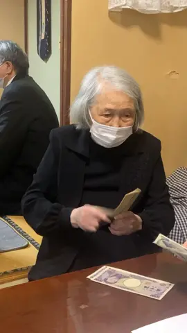 元銀行員の90歳👵🏻！ 綺麗に札を広げて数えてるの凄い😳 #元銀行員 #札は4枚ずつ数える