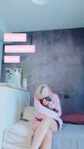 Ditemi che non sono la sola che ha una scatola un camera piena di dolcetti vi prego HAHAHAHAHAHAHA