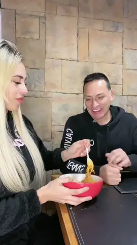 Probando los ramen picantes 🌶 con mi papá 🤣🤣🤣  vean hasta el final jajajajajajaj  #ramen  #foryou #parati los productos son de @yummybox_afta 😍