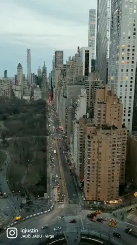 Manhattan Nights #hyperlapse #Timelapse #NYC #Manhattan @secretnyc_ #mysecretnyc #newyork #newyorkbucketlist #centralpark #car #city #lights #road