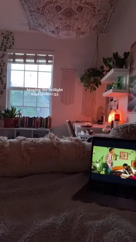 this is what i’ll be doing for the next 2 days✋🏼 #newmoon #twilight #bellaswan #foryou #netflix #relaxing #SelfCare #fyp