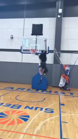 How does someone jump this high 🐰 @di5ichi  #basketball #hops #fyp