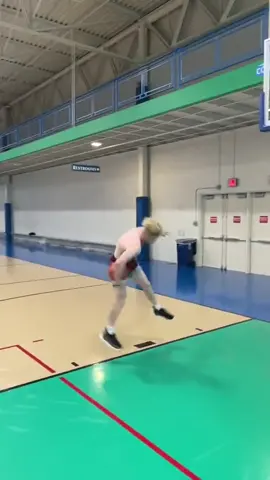 Excuse me whattt 😮 @tristanjass22 #basketball #trickshot #fyp