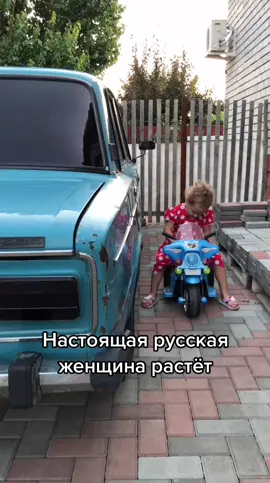 У Адель целый автопарк голубого транспорта 😂