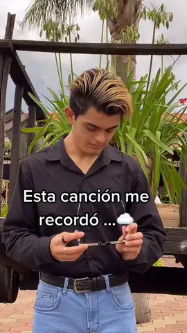 Todo por no regalarle chocolates y nomas cartas expresándole mis sentimientos….🥺✨