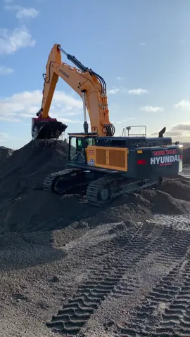 Mill Road Plant’s Hyundai HX900L #hyundaice #excavator #construction #bulldozer #quarry #heavyequipment #dumptruck #engineering #komatsu #liebherr