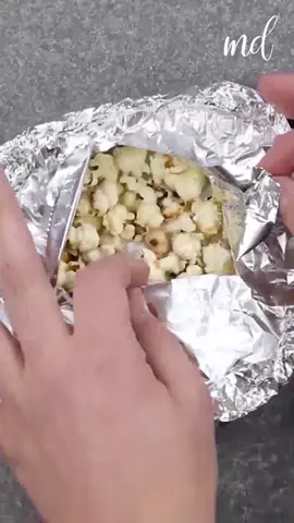 Did you know that you can use clothing iron to cook popcorn?! 🍿🍿🍿 #popcorn #cooking #KitchenHacks