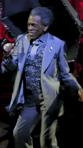 Brb it’s #Hadestown dance party time 💃🕺#broadway #musical #andredeshields #evanoblezada #reevecarney #theater #nyc #waydown @hadestownmusical
