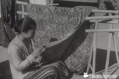 wanita-wanita Jawa sedang membatik pada tahun 1938. #videosejarah #sejarah #batik #sejarahindonesia #batikindonesia