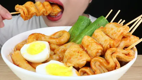 Bánh gạo siêu bự và chả cá Hàn Quốc #asmr #ăn #anngonnaugon #ancungtiktok #onhavanvui #ănngon