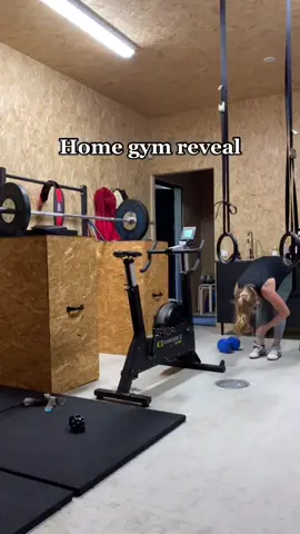 Pikkuhiljaa moti alkaa palata reeneihin. Sen kunniaksi kotigymin paljastus! #autotalli #raksavinkit #kotisali #homegym #puntti