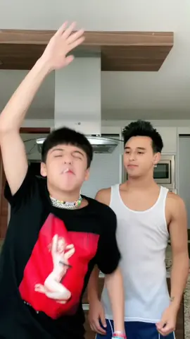 A este Niño se le mete algo cuando baila 😂 este tik tok lo vas a grabar con tu 3er @