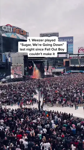 Pretty insane…. #foryou #hellamegatour #falloutboy #weezer #riverscuomo #punktokers #emotok #greenday #lullaby #sugarweregoindown