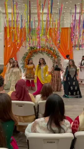 I really had the audacity to wear bright yellow then mess up the moves 🥴 #mehndi #dance #pakistani #desitiktok