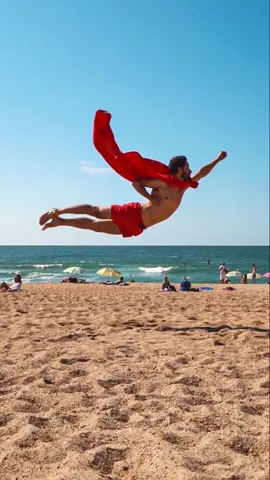 Summer Photo Idea - How to look like Superman at the beach 📸 TAG a friend who should try #superman #photomagic #levitating #vacation #beachday