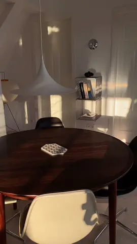 This light. #interiordesign #nordicstyle #altbau #minimalism #neutralhome #monochromehome #scandinavianinterior #designhouse #altbauliebe