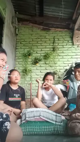 Jadi batal kan (gak seru ) si baju coklat 😂😔