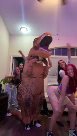 How did this end up with so much people at the end?🤣 #dinocostume #dance #crazypeople #funnyaf