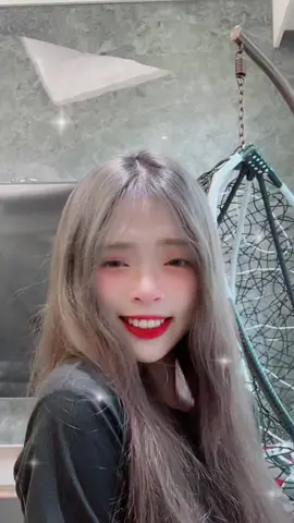 Q:頭髮為什麼那麼毛？ A:騎重機淋雨完拍的🤣              #儒妹  #Ru  #廢片日常