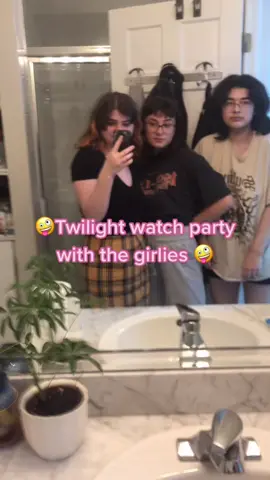 Twilight marathon with the besties @avpollux @lumea_koi #twilight #justgirlythings #bellaswan #alicecullenisthebest