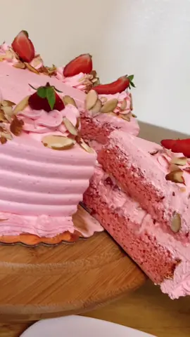 Strawberry tres leches🍓 #tresleches #treslechescake #customcakes #cakedecorating #tasty #Foodie #strawberry #strawberrytresleches #cake