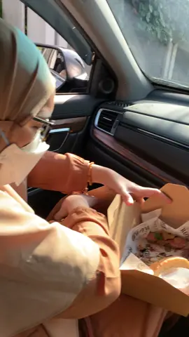 Ibu2 ribet bungkus makanan! Dan di mobil di bagi 2 lagi pake tangan kosong 😭😭😭😭😭😭 #logatmakassar #makassar #ibuibu @laladayendisapy @sycf89 ❤️