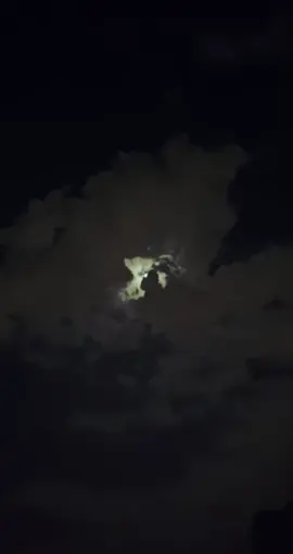 ماورا ذا الليل قمرا ولا أغاني ولا قصيد بس أنا والشُوق وأنتي يالضي البعيد .#اكسبلووووررر #لايككككك #شيلات_روعه_خواطر_ذوق #متابعةة #قمرا #شعروقصايد