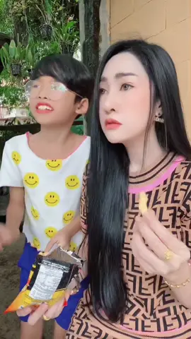 แม่ว่าเปาไม่ค่อยสบายใช่ไหมลูก555 ขำๆนะคะทุกคน เป็นแค่การแสดง🤣🤣#แม่ลูก #คุณแม่ลูกสาม #ครอบครัวเราเป็นคนตลก #บ้านนี้ไม่มีเหงา #รักนะ