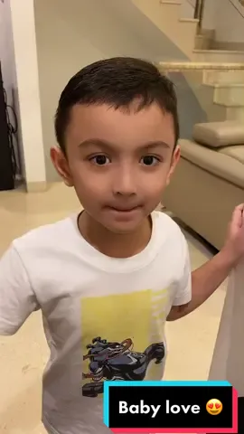 Gemes banget dia malah kasih tangan juga 😍😍😍